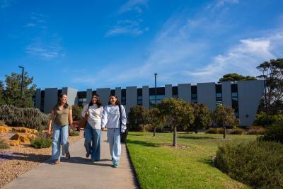 Picture of students at Deakin Warrnambool