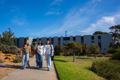 Picture of students at Deakin Warrnambool